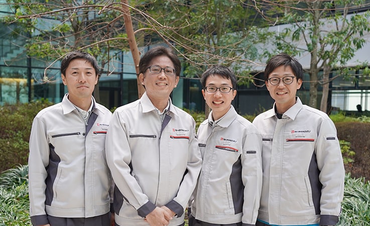 SPG-V500開発メンバー。左から西亮祐、小林智光、西原弘晃、平岡 亮二（デバイス部 アプリケーションG）
