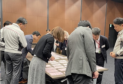 全管理職対象DE&I研修(Diversity is Power): 講師はダイバーシティ経営担当役員。DE&Iの基礎、経営戦略としての考え方、アンコンシャスバイアスや心理的安全性など、ディスカッションを繰り返しながらダイバーシティ・マネジメントについて自ら考える