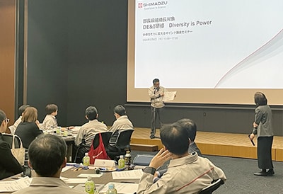 全管理職対象DE&I研修(Diversity is Power): 講師はダイバーシティ経営担当役員。DE&Iの基礎、経営戦略としての考え方、アンコンシャスバイアスや心理的安全性など、ディスカッションを繰り返しながらダイバーシティ・マネジメントについて自ら考える