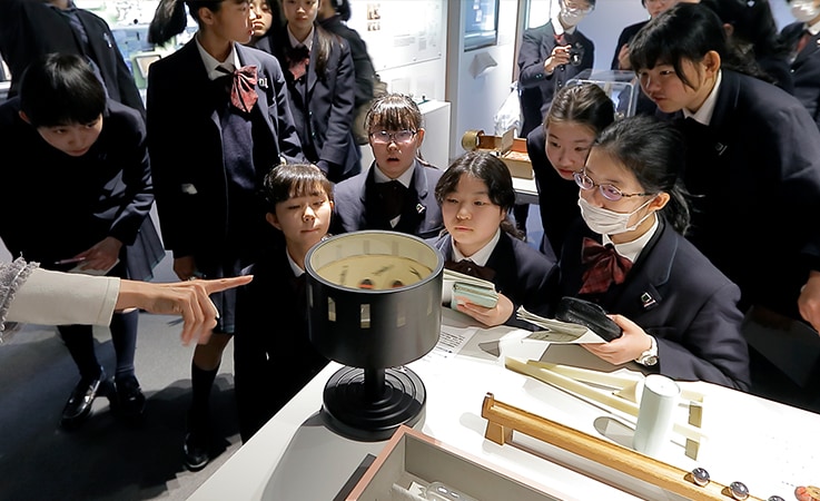 館内の実験ラボで体験できる、おどろきばん（左中央：スリットのある黒い回転体）