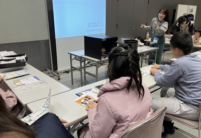けいはんな科学体験フェスティバルで会社紹介をする学芸員