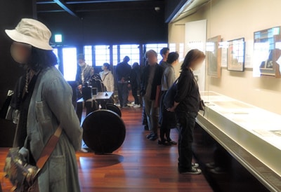 中央の円形展示品は、日本に現存する最古の足踏式木製旋盤
