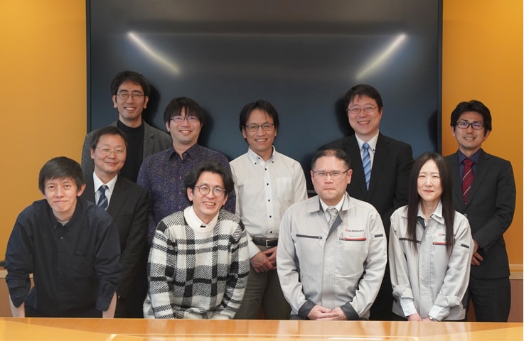 後列左から、東北大学の鍵谷将人助教、立教大学の亀田真吾教授、JAXAの村上豪助教、東北大学の土屋史紀教授、島津製作所の村田直隆、牧野吉剛。
前列左から、東京大学の吉岡和夫准教授、JAXAの山﨑敦准教授、島津製作所の笹井浩行、大上裕紀