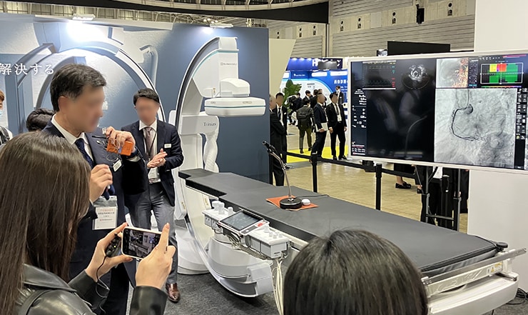 「Red Dot Design Award 2024」Brands & Communication Design部門の Interface & User Experience Designカテゴリーで受賞した製品。術者の手がふさがっている状況を想定した、新機能「SMART Voice」を搭載し音声で操作をサポート