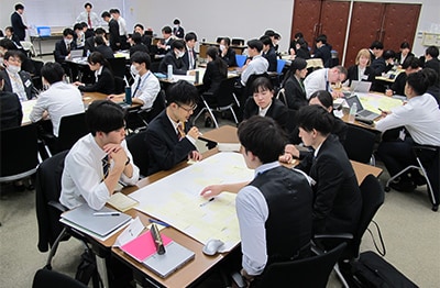 新入社員同士で社会課題を出し合い、ふせんに書いてまとめる