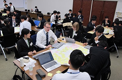 新入社員同士で社会課題を出し合い、ふせんに書いてまとめる