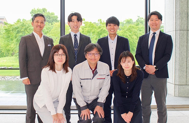 人事部人材開発室のメンバー。中央が松田直樹、後列右端の中村憂輝、続いて塩田貴佳が2025年の「島津で答えを」を担当した