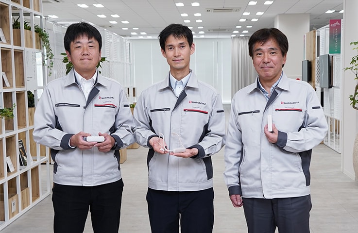 左から、マネージャーの木村健士、村田耕一、伊東喜直。開発とビジネス展開の橋渡しを担うことを目的とした部署「スタートアップインキュベーションセンター」に所属