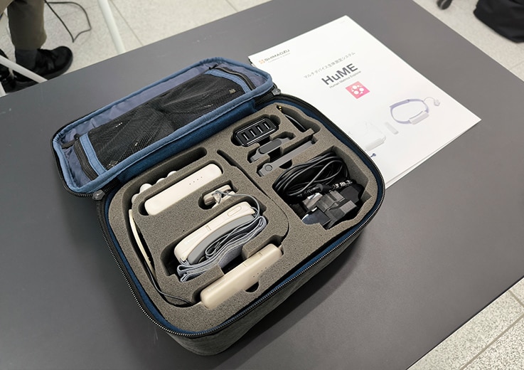 「HuME」の製品パッケージ。表情筋デバイス、心電デバイス、脳波デバイス、ビデオカメラとソフトウェアなどで構成され、1つのバックに収納できる