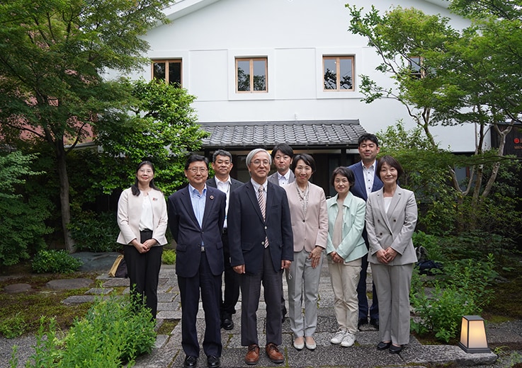 前列中央左：福井大学の 末（すえ）信一朗名誉教授 前列中央右：当社資料館 川勝美早子館長