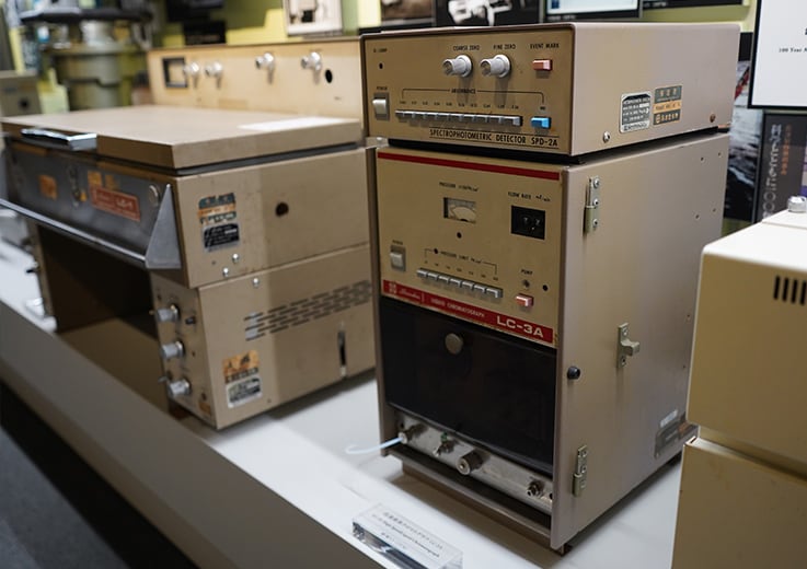 高速液体クロマトグラフLC-3Aは、当時日本になかったポンプ方式を採用して定流量送液を実現した製品（科学機器遺産No.34）