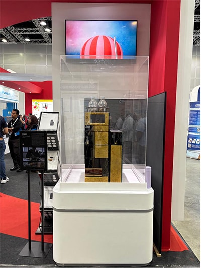 ブースに展示された 創業150周年記念コンセプトモデルの高速液体クロマトグラフ「Nexera」