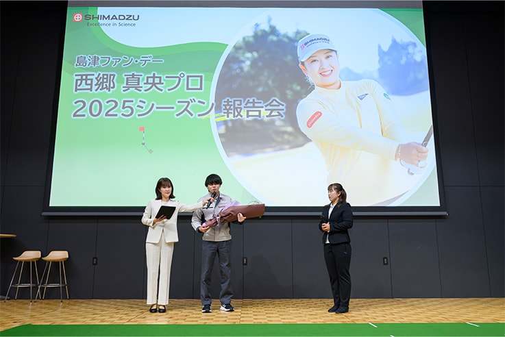 西郷真央選手へ花束贈呈