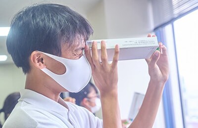 分光コース：光と色についてペーパークラフトの分光器で学んだ後、分光光度計でお茶やかき氷のシロップなどの液体の色の違いを分析