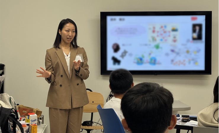 SSIのメンバーとして、島津製作所の技術を紹介する日本からの駐在員