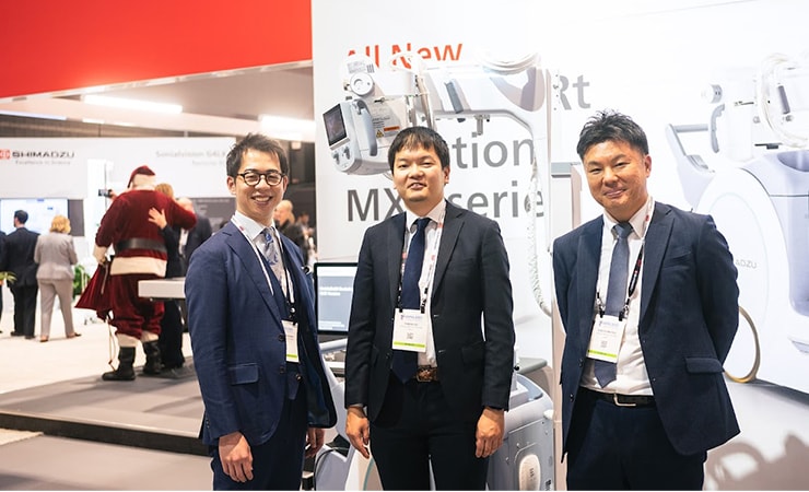 島津製作所ブース担当者