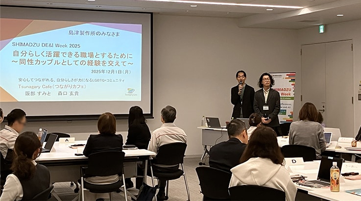 講演するTsunagary Cafeの阪部さん（左）と森口さん（右）