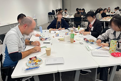 Cross Culture Connect：テーブルには各国のお菓子が用意された