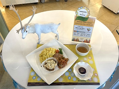 「Global Feast」で提供された料理。複数の国と地域の料理を一度に味わえるスペシャルプレート