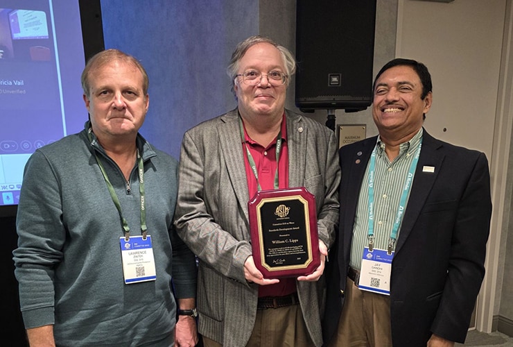 中央で盾を持つウイリアム・リップス