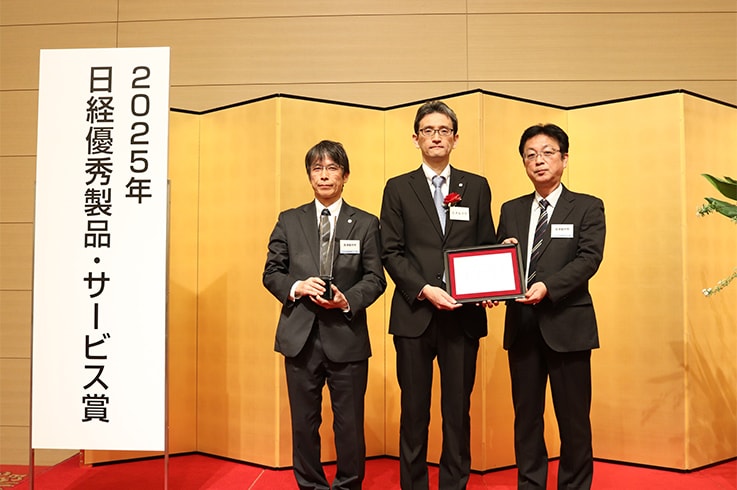 左から基盤技術研究所先端分析ユニット長 東條公資、基盤技術研究所所長 河野俊幸、産業機械事業部ジオサイエンス部 部長 西村直喜（2025年2月2日東京都内）