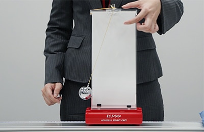 「理論計算上求められる、台車の運動と振り子の運動が合わさり振り子の糸上にできる不動点を、目視で確認することができます」と話す設計者の岩田 