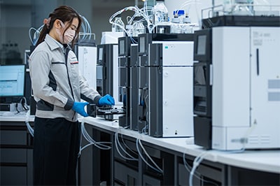 作品のインスピレーションの元となった当社の液体クロマトグラフ