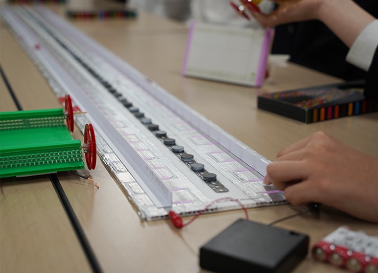 レールに貼り付けた磁石 