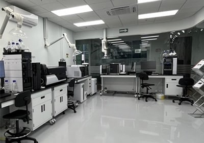 SMXに設置した分析計測機器のラボ