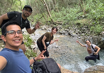 中央が田中、休日に代理店のメンバーとの山登りで親交を深めた