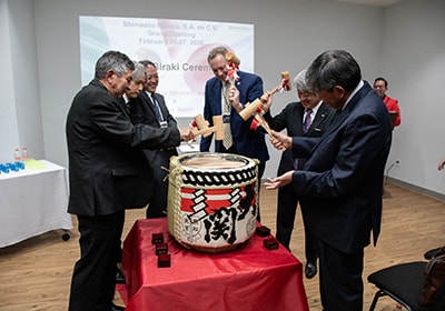 開所式での鏡開き。神保は左から三番目