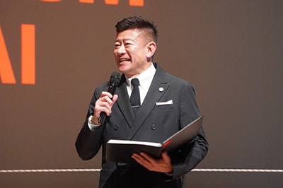 番組でもおなじみの矢野武アナウンサーが実況