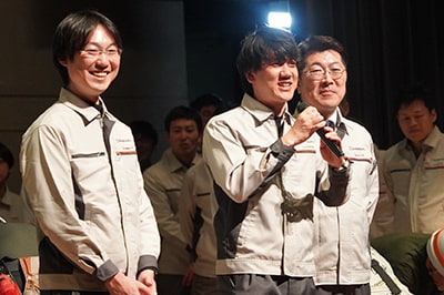 左から恐竜チームリーダーの日比柾宏、傘チームリーダーの古田哲朗、代表の井上信治