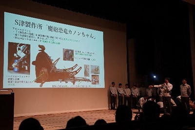 モンスターの「魔砲恐竜カノンちゃん」の説明をする日比柾宏