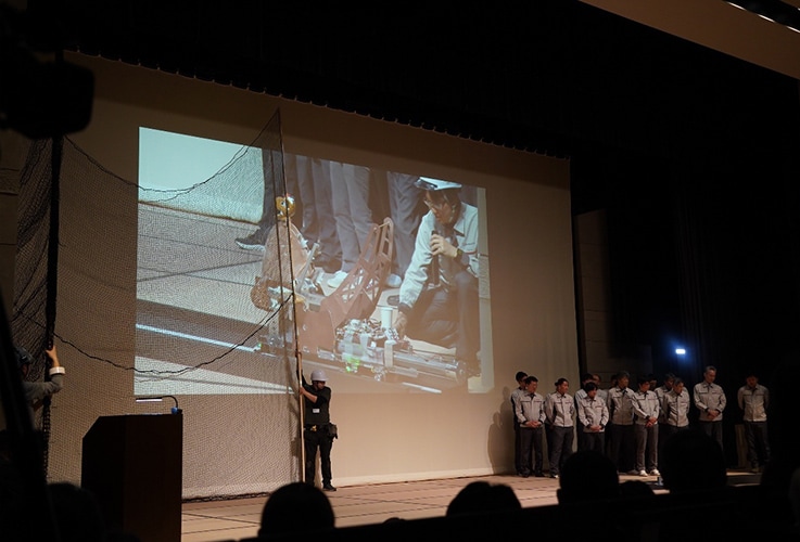 「ビニール傘 滞空時間マッチ」の実演