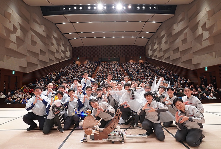 島津製作所の「S」ポーズで、観客やPナソニックのメンバーとともに記念撮影