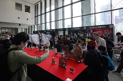 モンスターの前で技術者と参加者が交流