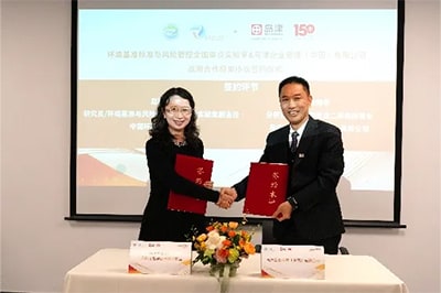 調印式にて協定書に署名をする代表者。環境基準・リスク管理全国重点実験室 赵晓丽（Zhao Xiaoli）副主任（左）とSSL 分析計測事業部 営業統括2部 統括部長 朱精华（Zhu Jinghua）