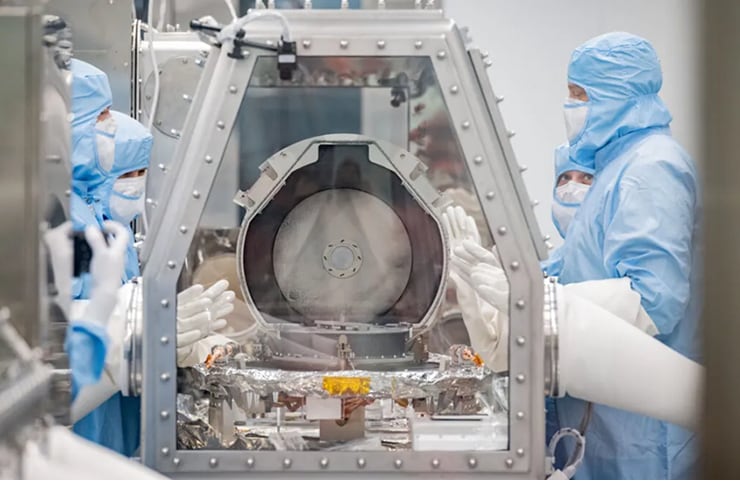 小惑星ベヌーから地球帰還した試料回収容器の最初の開封を行うNASAキュレーションチームの様子 ​（写真提供：NASA/Robert Markowitz）