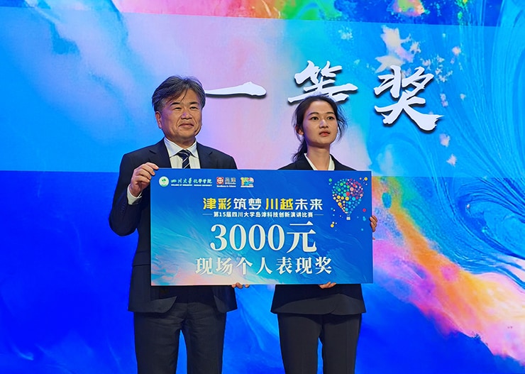 SSL副社長の小倉と四川大学の周汶洁さん