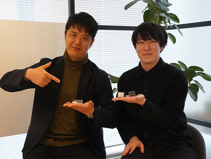 デザインディレクションを担当した総合デザインセンター塚本(右)、プロジェクトリーダーを務めた川合(左)
