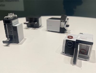 分析装置の備品「カラム」やラボの備品を手作りで加えて撮影