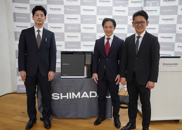 Nexis GC-2060と分析計測事業部 GC・TABUの開発メンバー。左からマネージャーの福島(装置開発G)、ビジネスユニット長の寺井、GCプロダクトマネージャーの武知
