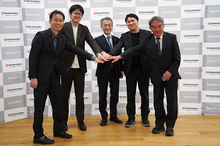 (株)Genzo AI設立の記者発表で(3月26日) 左から、阿久津と川村、島津製作所CTOの西本尚弘(常務執行役員)、IP Agentの坂本聡社長と長澤健一顧問(元キヤノン株式会社 知的財産法務本部長 専務執行役員)