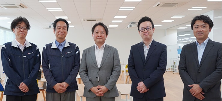 左から島津システムソリューションズ ソリューション設計部 加藤、プラントシステム部 田中、執行役員 尾上、名古屋営業グループ 中路、安江 