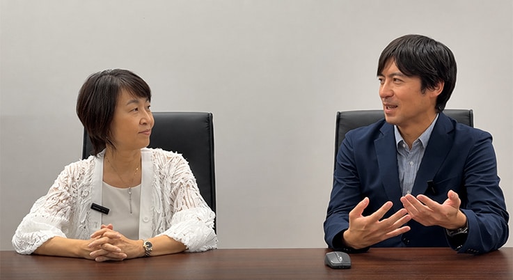 左から同志社大学元村特別客員教授、同志社大学ハリス理化学研究所の桝太一助教