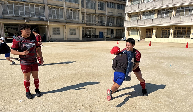 ラグビー体験をしている様子