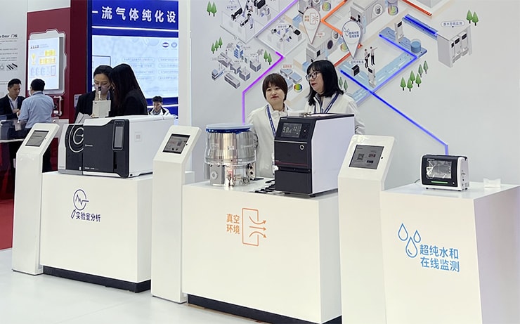 島津ブースに並ぶGCMS-QP2020 NX（左）、TMP-2814（中央左）とMSE-2600シリーズ（中央右）、TOC-1000eS（右端）