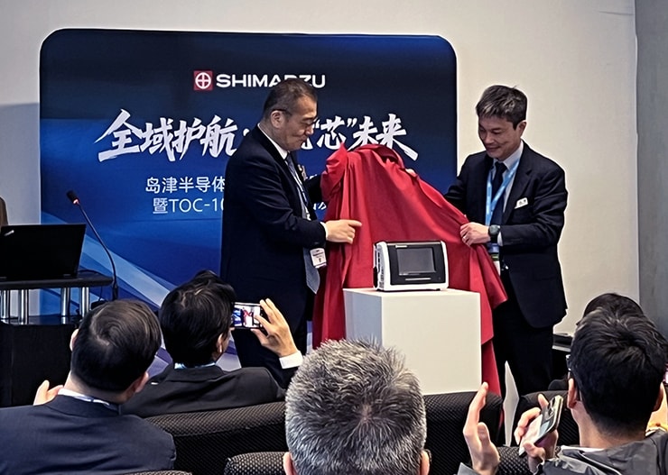 半導体業界の専門家や関連企業を迎えた場で、TOC-1000eSの除幕式を行った