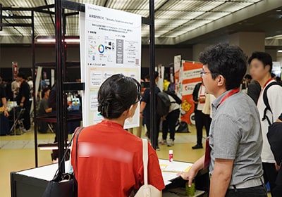 ブース展示には絶えず人が訪れた